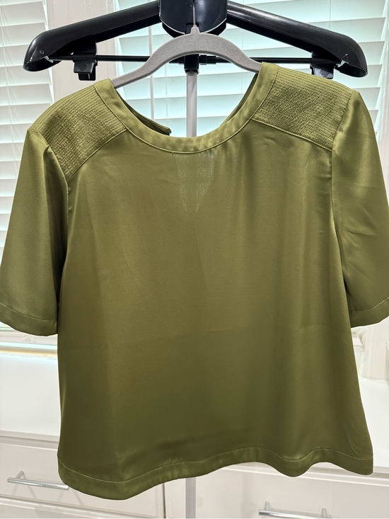 Evereve Tops - Evereve Olive Short-Sleeve Blouse with Textured Shoulder